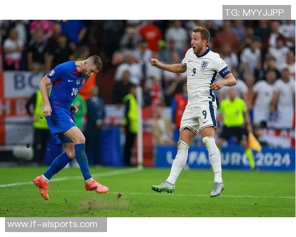 维尼修斯与阿森纳U16球员合影，2米法国门将抢镜